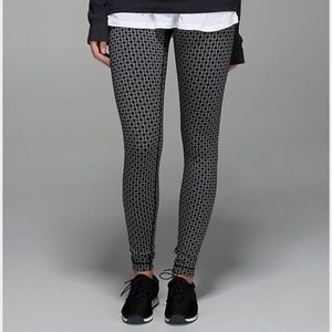 Rare Lululemon wunder under silver geo pattern size 4